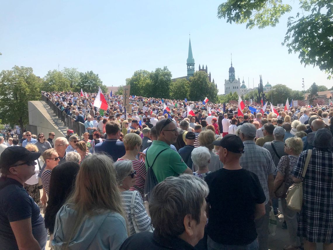 Tłumy na pl. Solidarności w Szczecinie – manifestacja solidarności z Marszem 4 czerwca