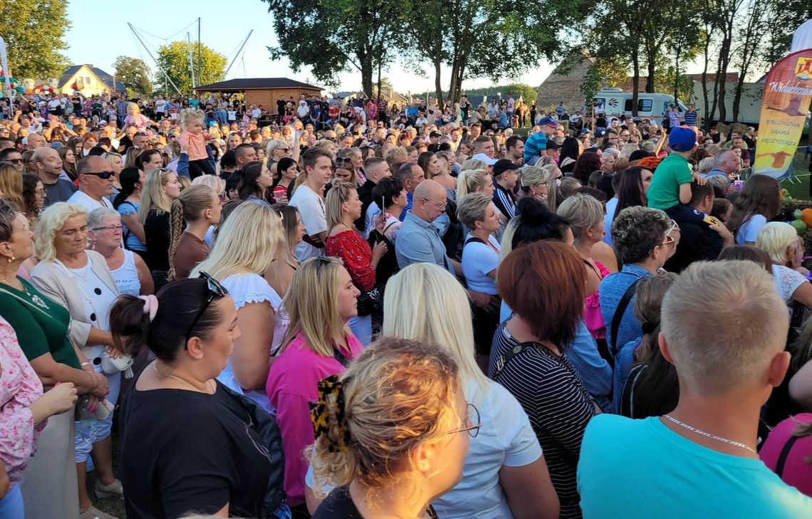 Tłumy na zabawie dożynkowej. Święto plonów trwa [ZDJĘCIA]