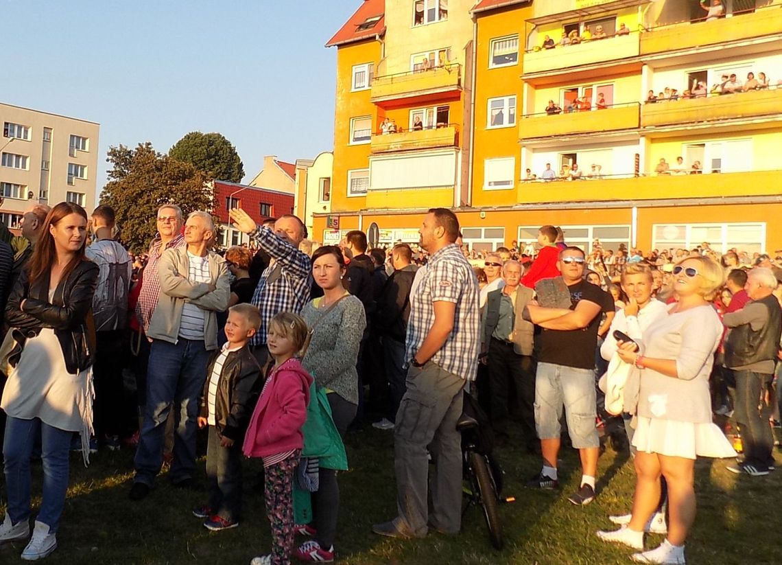 Tłumy przyszły obejrzeć inscenizację bitwy Tłumy przyszły obejrzeć inscenizację bitwy