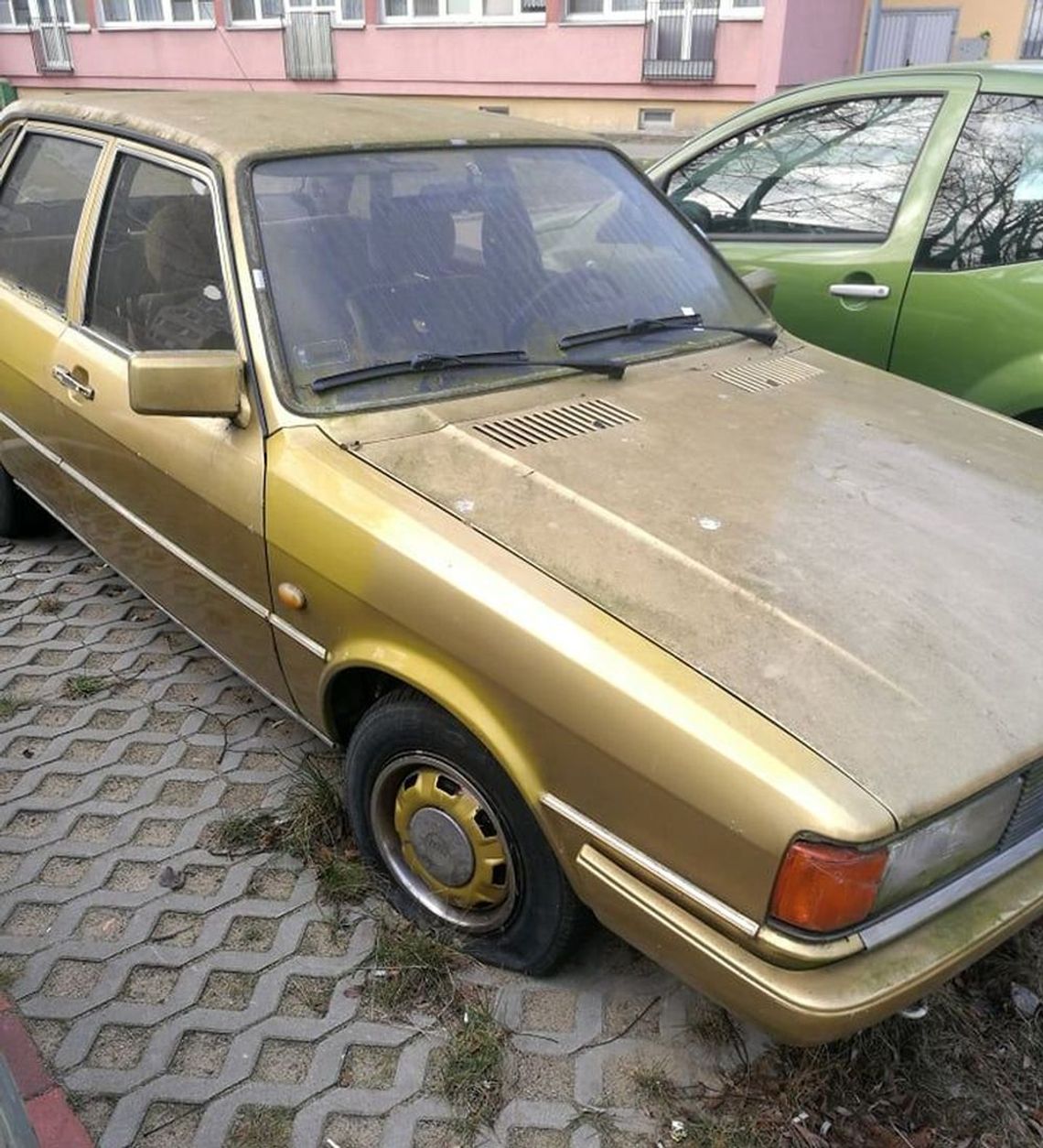 To auto nie ma już właściciela. Można je usunąć z parkingu - informuje czytelnik To auto nie ma już właściciela. Można je usunąć z parkingu - informuje czytelnik