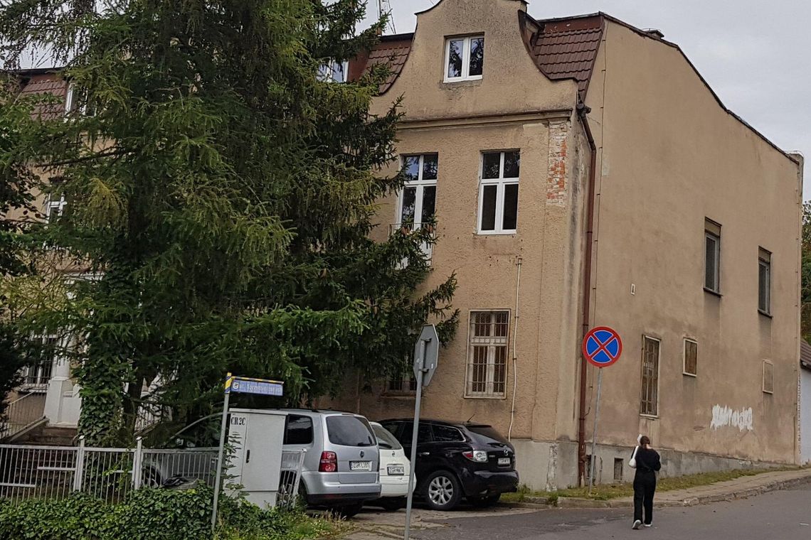 To się po prostu zawali na ulicę. Widać regularne pęknięcia fasady - pisze czytelnik