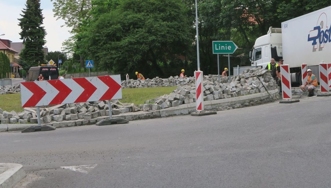 To starosta podkłada świnię burmistrzowi - tak roboty na rondzie tłumaczy sobie stowarzyszenie 