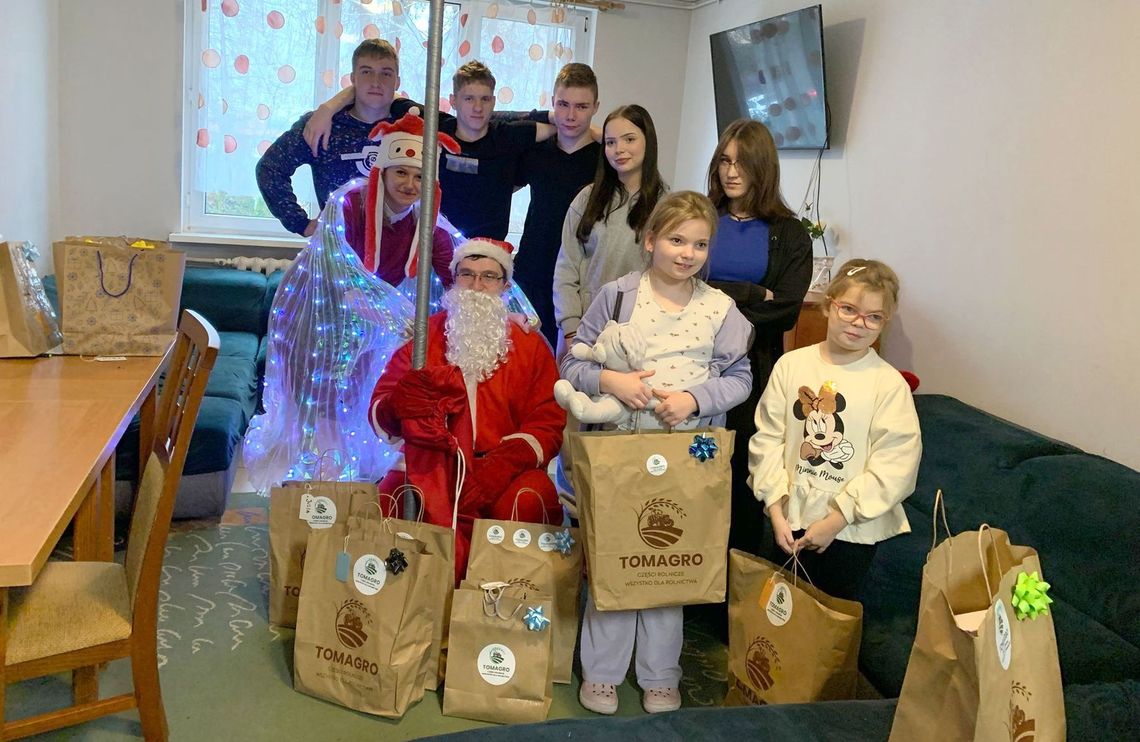 Tomagro z Chojny spełnia świąteczne marzenia dzieci z placówek opiekuńczych w Chojnie i Trzcińsku-Zdroju Tomagro z Chojny spełnia świąteczne marzenia dzieci z placówek opiekuńczych w Chojnie i Trzcińsku-Zdroju