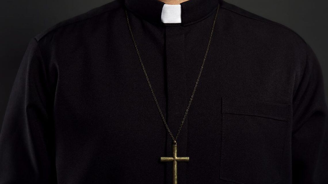 Ksiądz został surowo ukarany przez Watykan. Nie jest już duchownym, ale to nie koniec