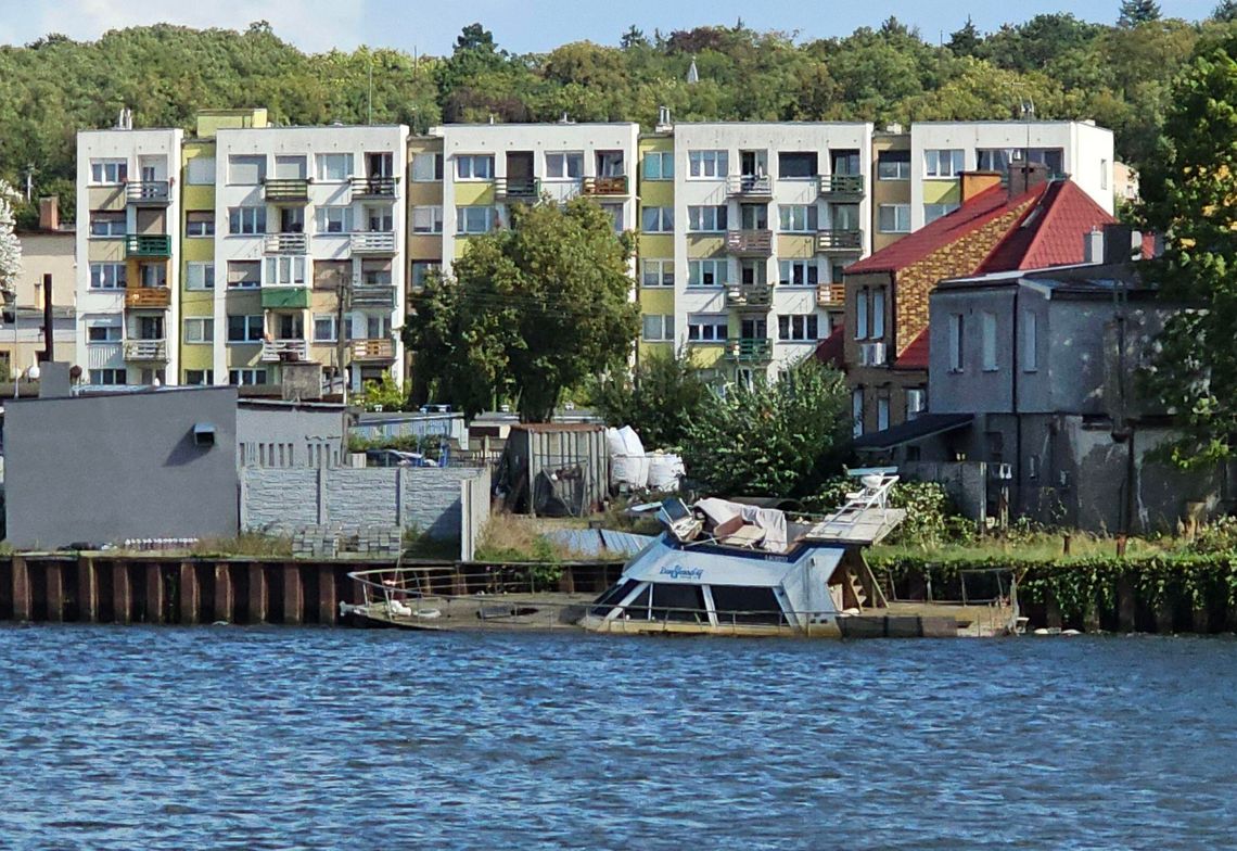 Tonący jacht przy gryfińskim nabrzeżu. Co podtopiona łódź robi w Gryfinie? Tonący jacht przy gryfińskim nabrzeżu. Co podtopiona łódź robi w Gryfinie?