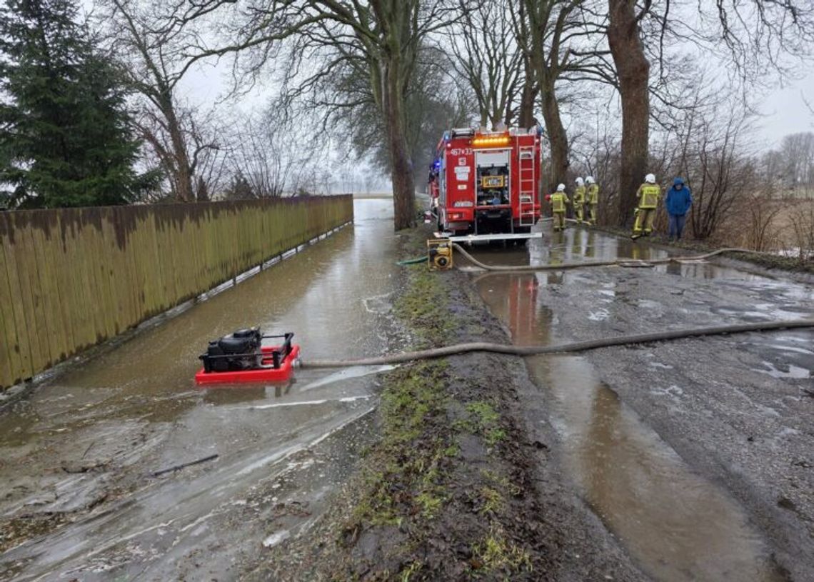 Wielkie roztopy uderzyły w regiony: Setki zalanych posesji i dróg. Strażacy walczą z żywiołem