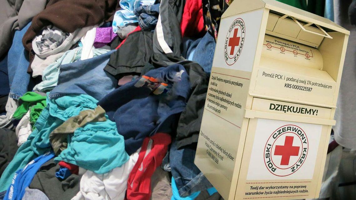 Gminy i spółdzielnie mieszkaniowe każą zabrać kontenery PCK z ulic. Chodzi o bałagan