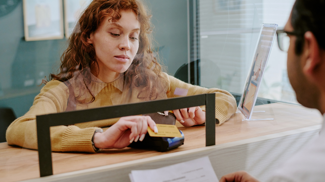 Okienek bankowych już nie będzie. A bankomaty przegrywają w starciu z kartami i aplikacjami