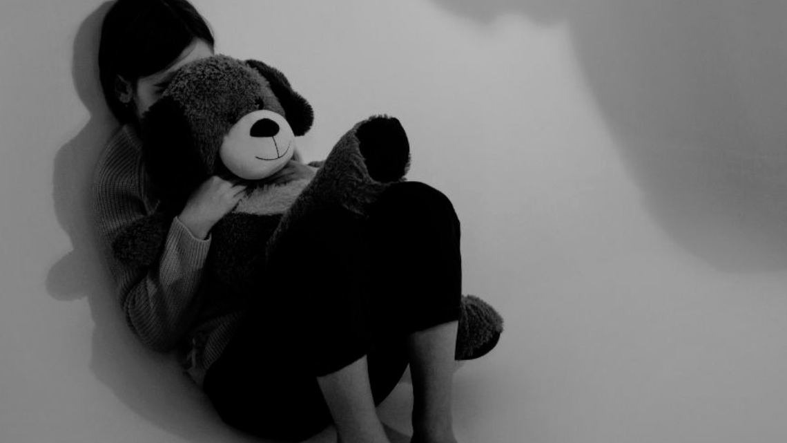 Ojciec zaatakował 6-letnią córkę i wbił jej nóż w plecy. Dlaczego nagle zmarło niemowlę?