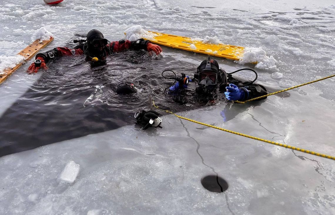Tragiczny finał poszukiwań w Baniach. Wyłowiono ciało mężczyzny z Jeziora Dłużec
