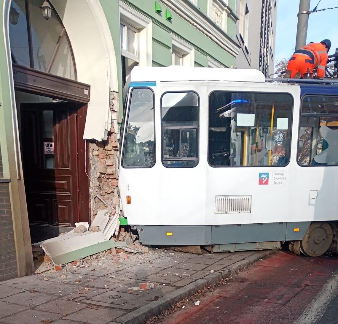 Tramwaj wypadł z torów i z impetem uderzył w ścianę kamienicy. Są ranni Tramwaj wypadł z torów i z impetem uderzył w ścianę kamienicy. Są ranni