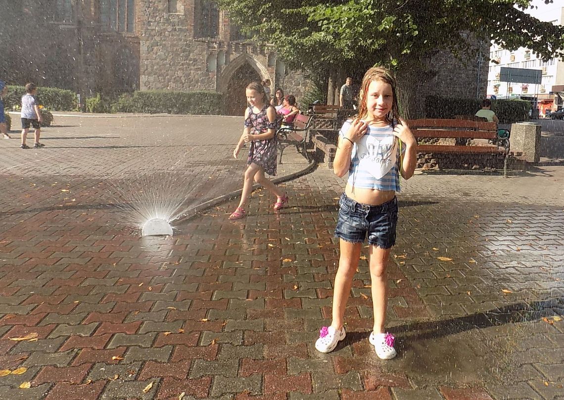 Trochę wody dla ochłody. Rozstawiono kurtynę wodną Trochę wody dla ochłody. Rozstawiono kurtynę wodną