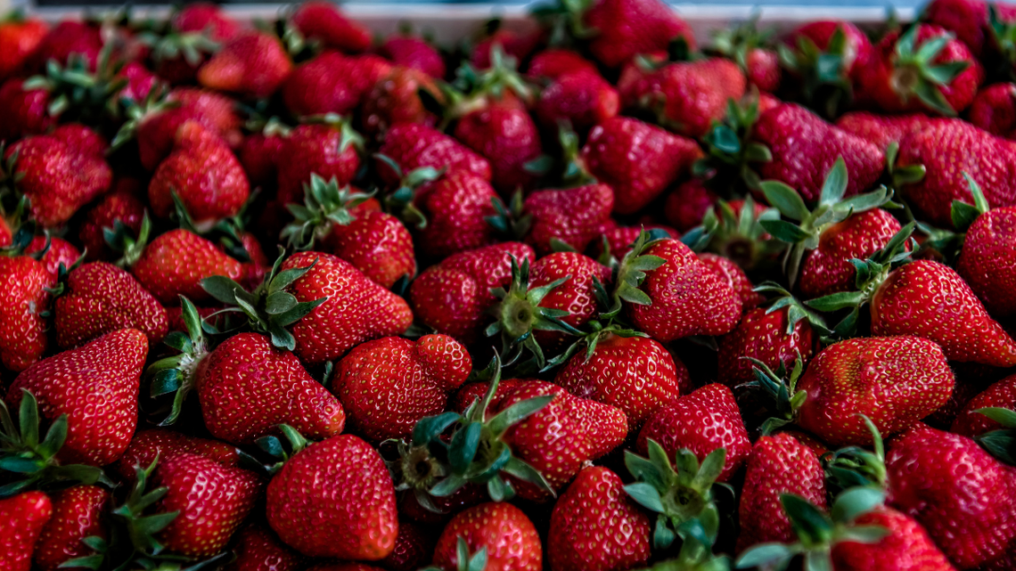Czy można dotykać truskawki czy czereśnie przed skasowaniem?  Co jest dopuszczalne, a co nie?