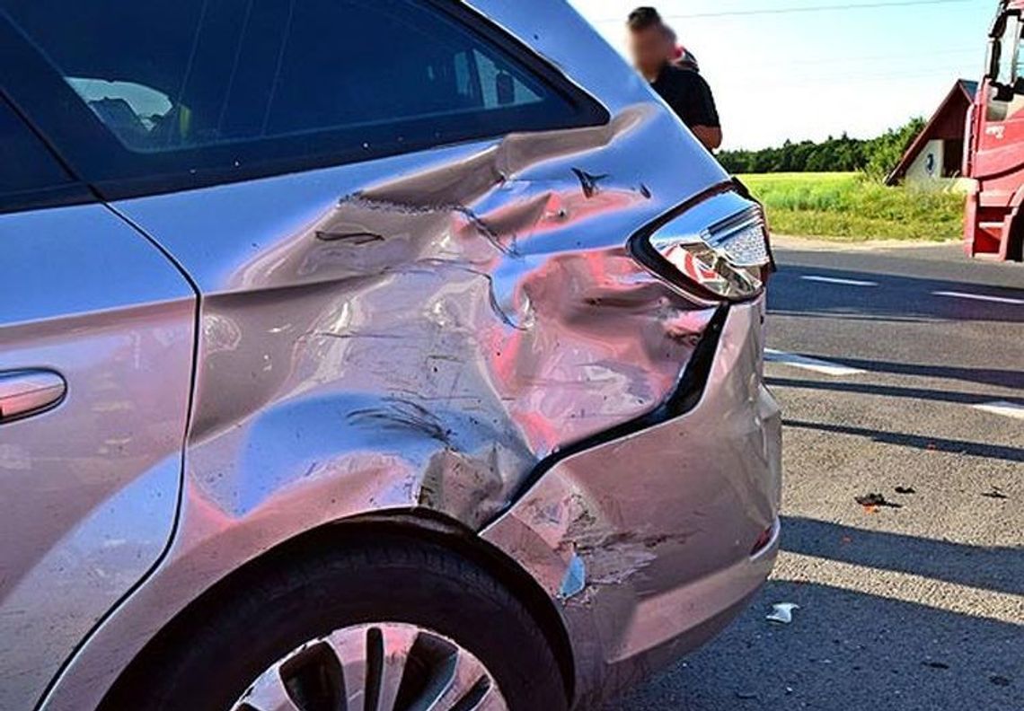 Trzech rannych wylądowało w szpitalu po tym jak dachowało auto