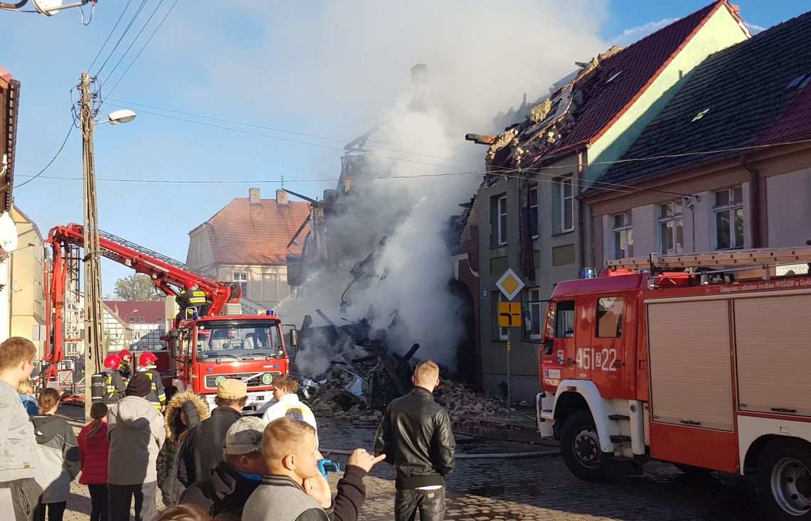 Trzy osoby ranne w pożarze kamienicy po wybuchu gazu w Mieszkowicach [FOTO, WIDEO]