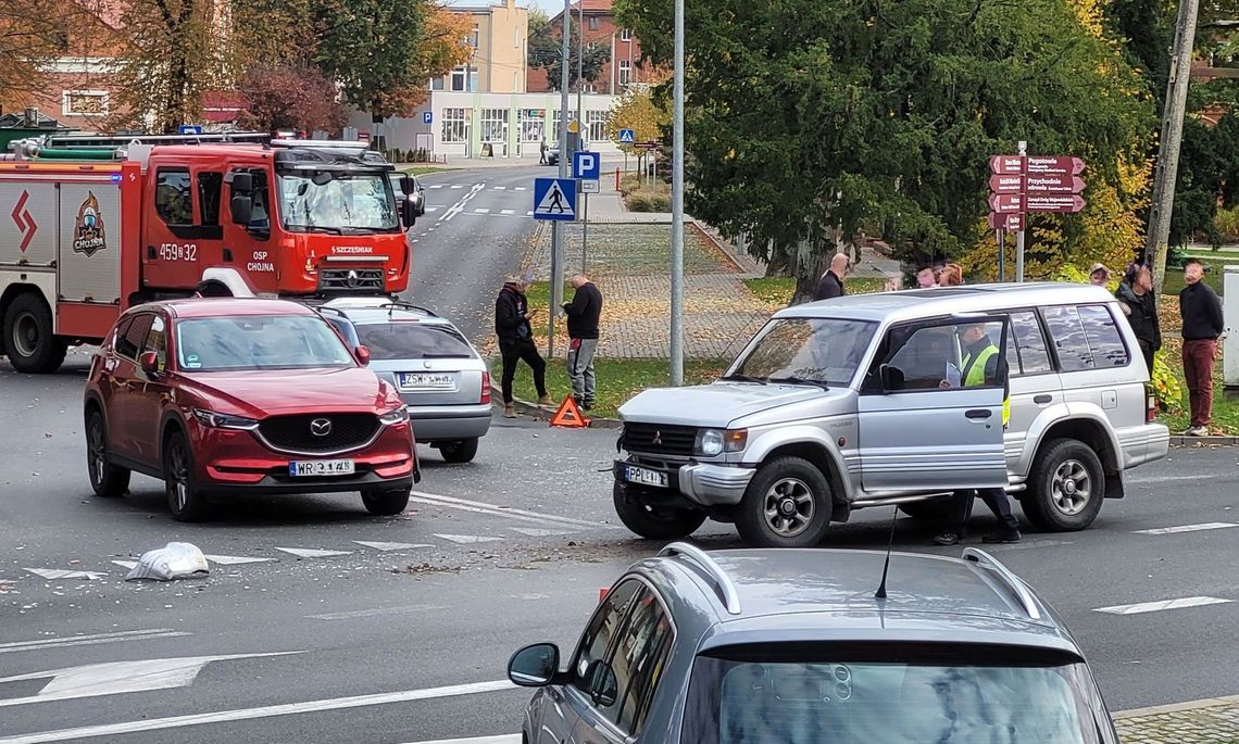 Trzy samochody zderzyły się w centrum miasta. Są poszkodowani [FOTO]