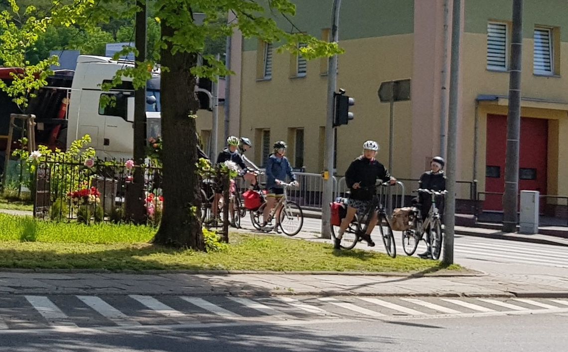Turyści rowerowi z problemami do centrum Gryfina Turyści rowerowi z problemami do centrum Gryfina