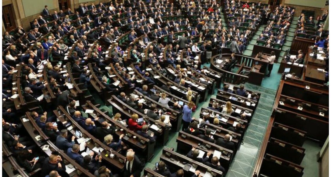 Partia Tuska pierwsza, a PiS nie zyskuje. Rośnie skrajna prawica Partia Tuska pierwsza, a PiS nie zyskuje. Rośnie skrajna prawica