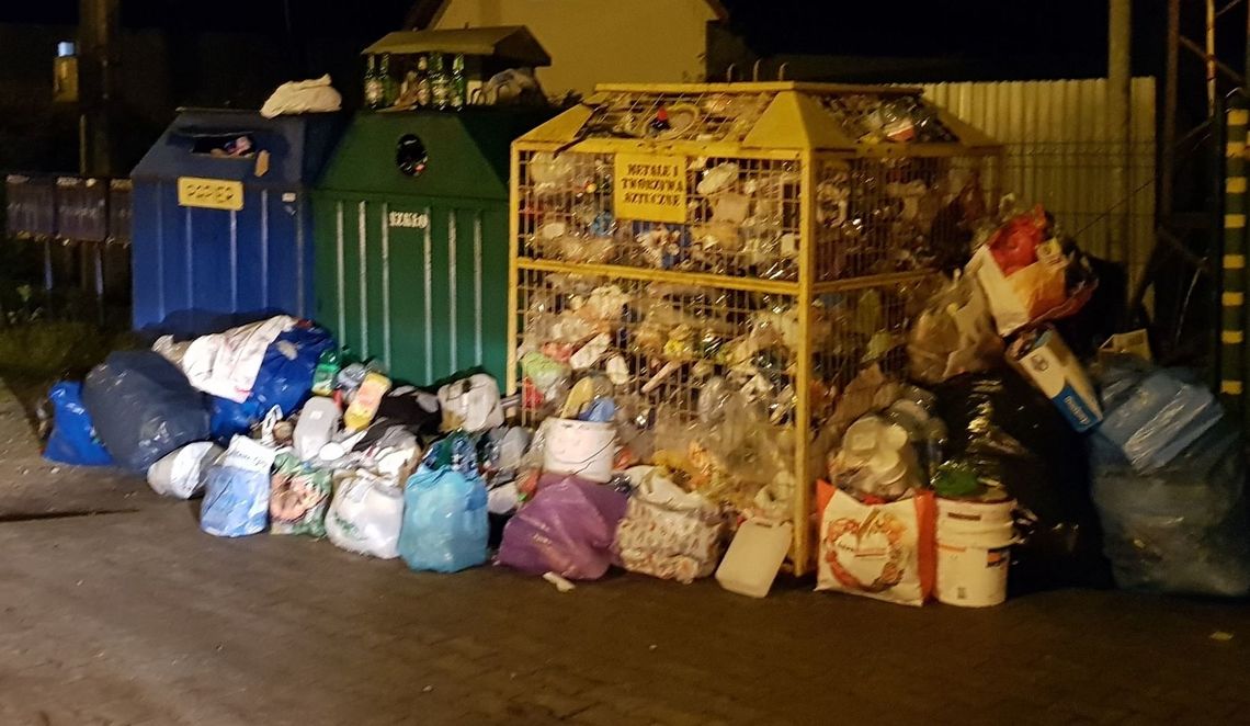 Tyle śmieci, że trzeba zejść na ulicę, aby przejść - skarży się czytelnik Tyle śmieci, że trzeba zejść na ulicę, aby przejść - skarży się czytelnik