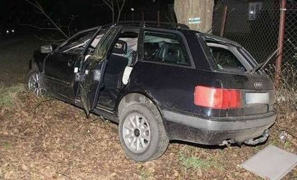 Uciekał przed policją i uderzył w drzewo
