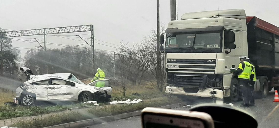 Uciekał przed policją i zderzył się z ciężarówką