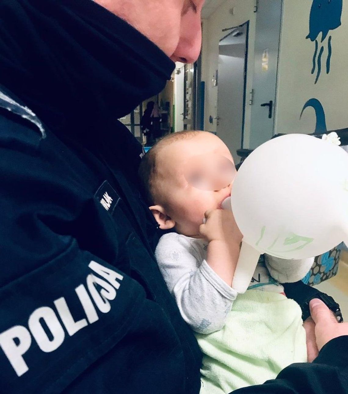 Uciekał z małym dzieckiem. Po zatrzymaniu przez policję okazało się dlaczego