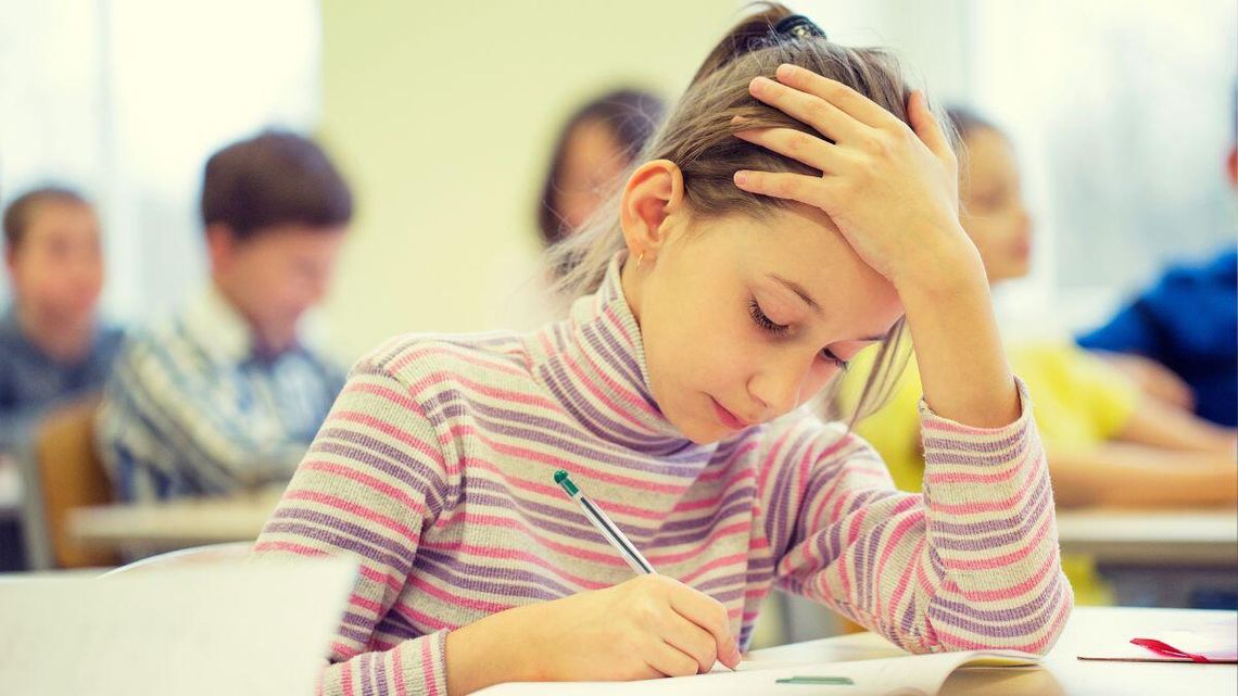 Afera o klasówki w szkołach. Czy nauczyciel może zabronić rodzicom zabierania sprawdzianów do domu