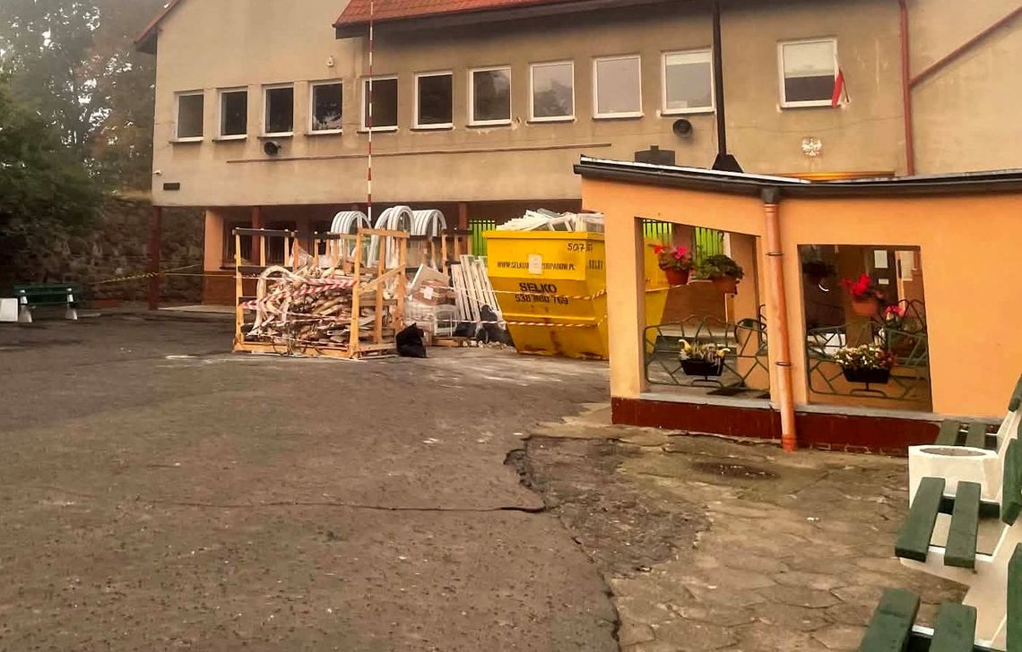 Uczniowie uwięzieni w szkole. Skandaliczny remont i zaniedbania burmistrza Tkacza Uczniowie uwięzieni w szkole. Skandaliczny remont i zaniedbania burmistrza Tkacza