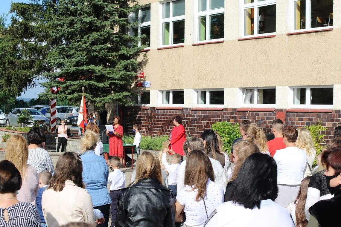 Uczniowie wrócili do szkół. Nowy rok szkolny w reżimie sanitarnym Uczniowie wrócili do szkół. Nowy rok szkolny w reżimie sanitarnym