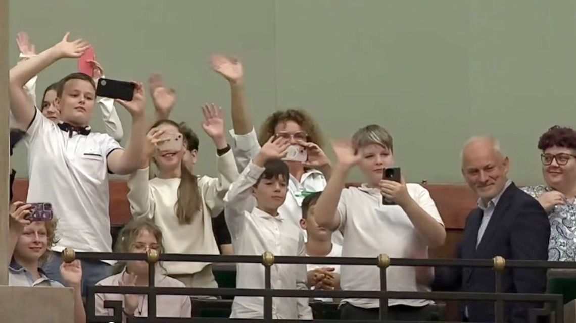 Uczniowie z Gryfina z wizytą w Sejmie. Zaproszenie od posła i powitanie przez wicemarszałkinię Uczniowie z Gryfina z wizytą w Sejmie. Zaproszenie od posła i powitanie przez wicemarszałkinię