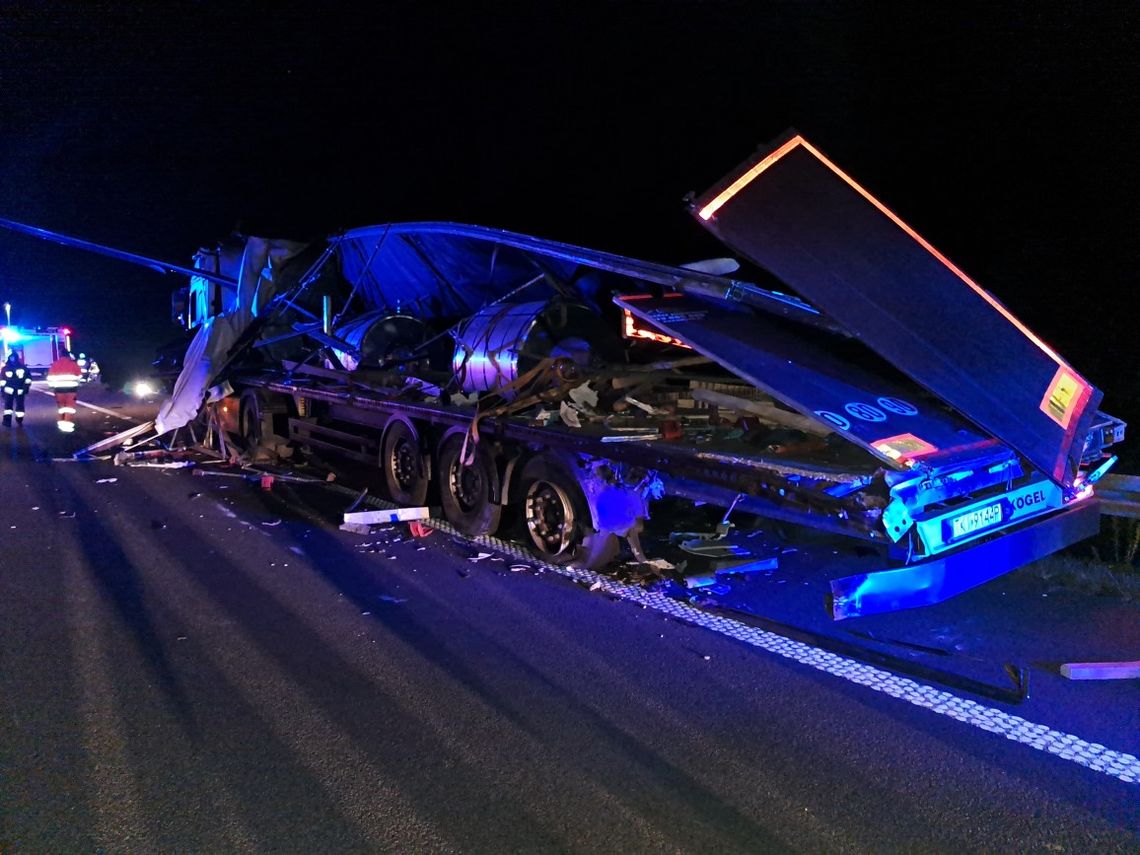 Uderzył w ciągnik siodłowy stojący na pasie awaryjnym [ZDJĘCIA]