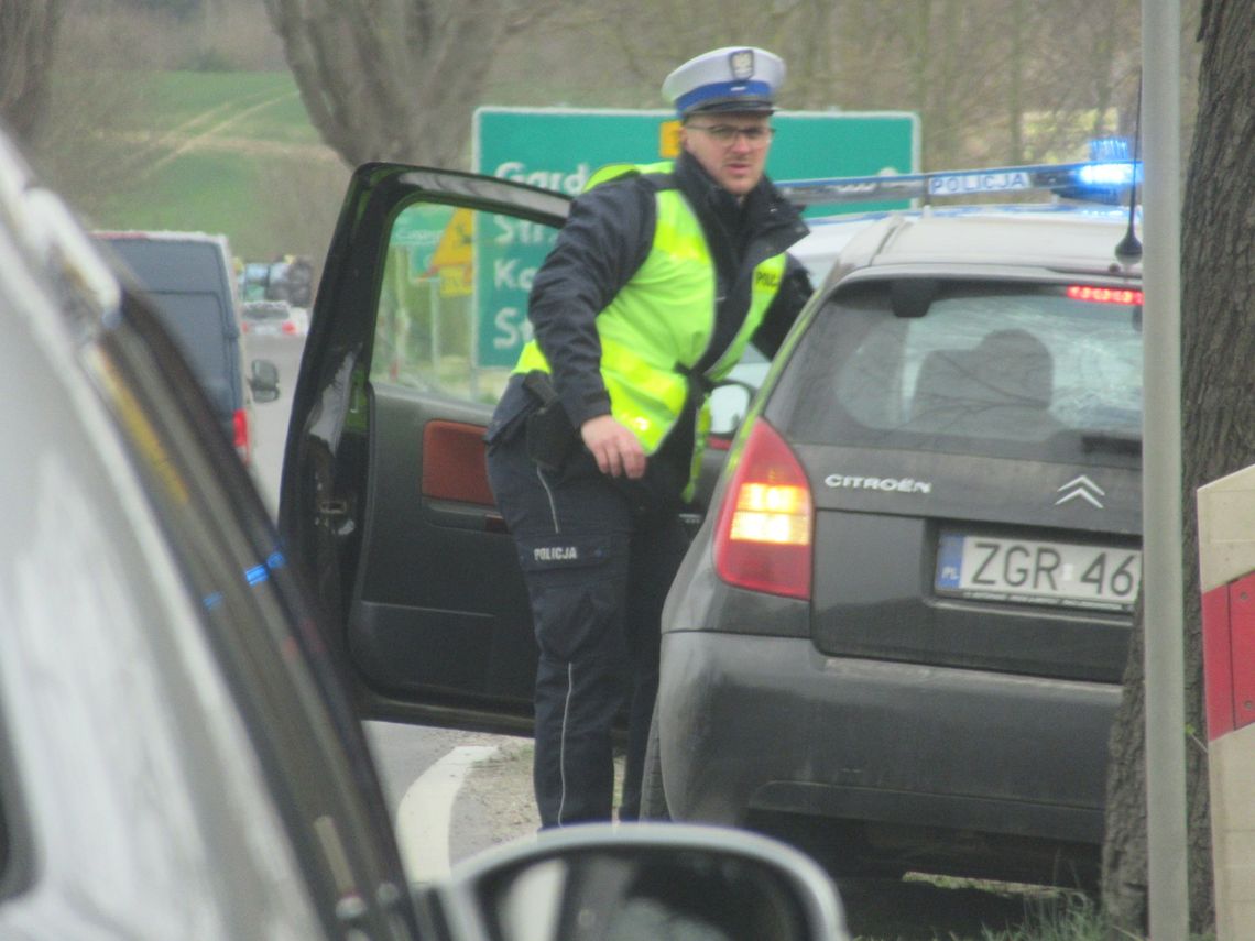 Uderzył w ciężarówkę. Przytomność odzyskał w karetce Uderzył w ciężarówkę. Przytomność odzyskał w karetce