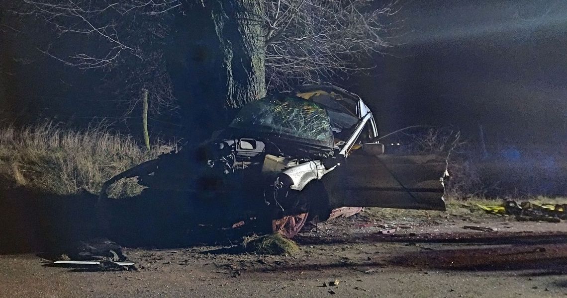 Uderzył w przydrożne drzewo. Jechał BMW