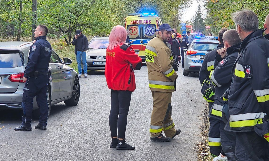 Uderzył w samochód i zaczął uciekać. Uderzył w drugie auto i ściął słup. Policja szuka sprawcy [FOTO]