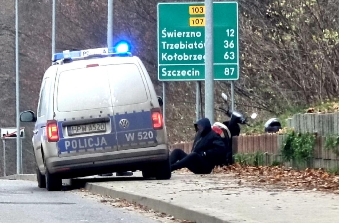 Uderzył w krawężnik i upadł na chodnik. Nie miał sił nawet wstać i "wydmuchał" 3,5 promila Uderzył w krawężnik i upadł na chodnik. Nie miał sił nawet wstać i "wydmuchał" 3,5 promila