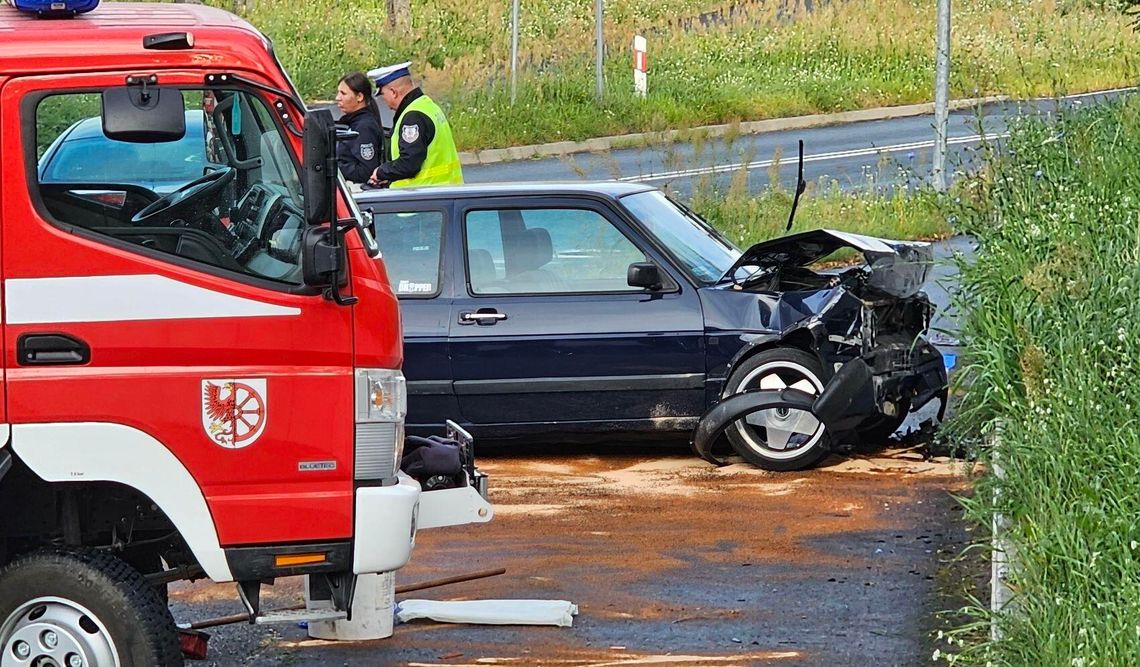 Uderzył w skarpę. Dramatyczny wypadek na skrzyżowaniu Uderzył w skarpę. Dramatyczny wypadek na skrzyżowaniu