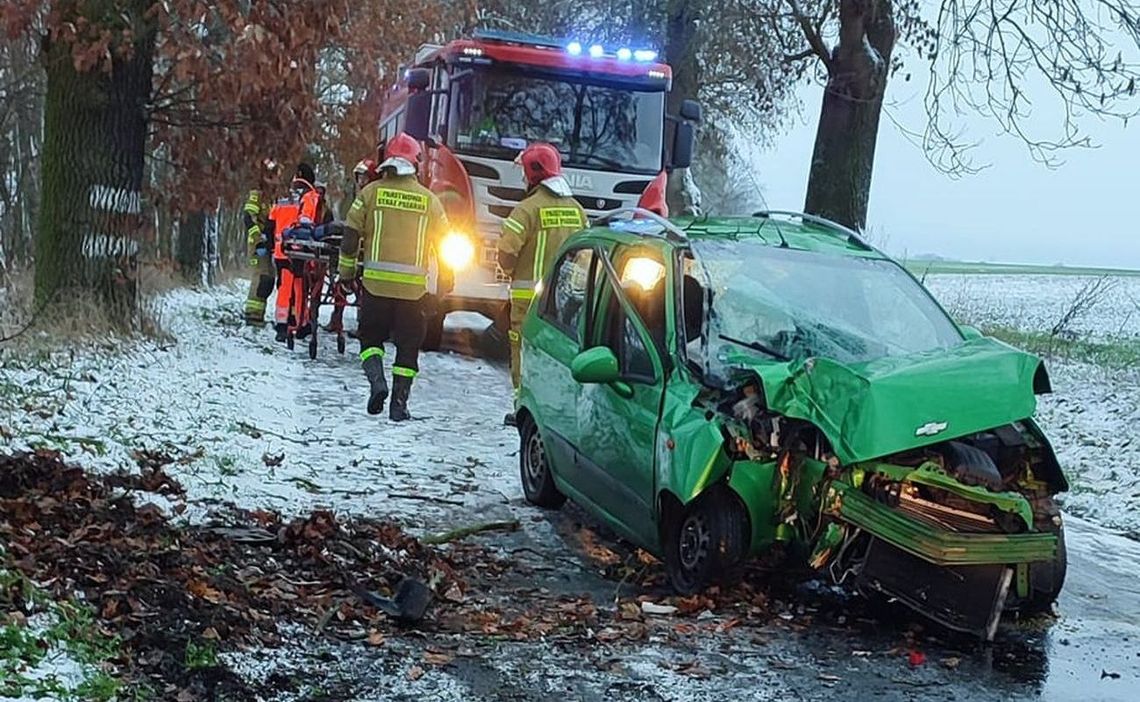 Uderzyła w drzewo. Kierująca i pasażerka w szpitalu