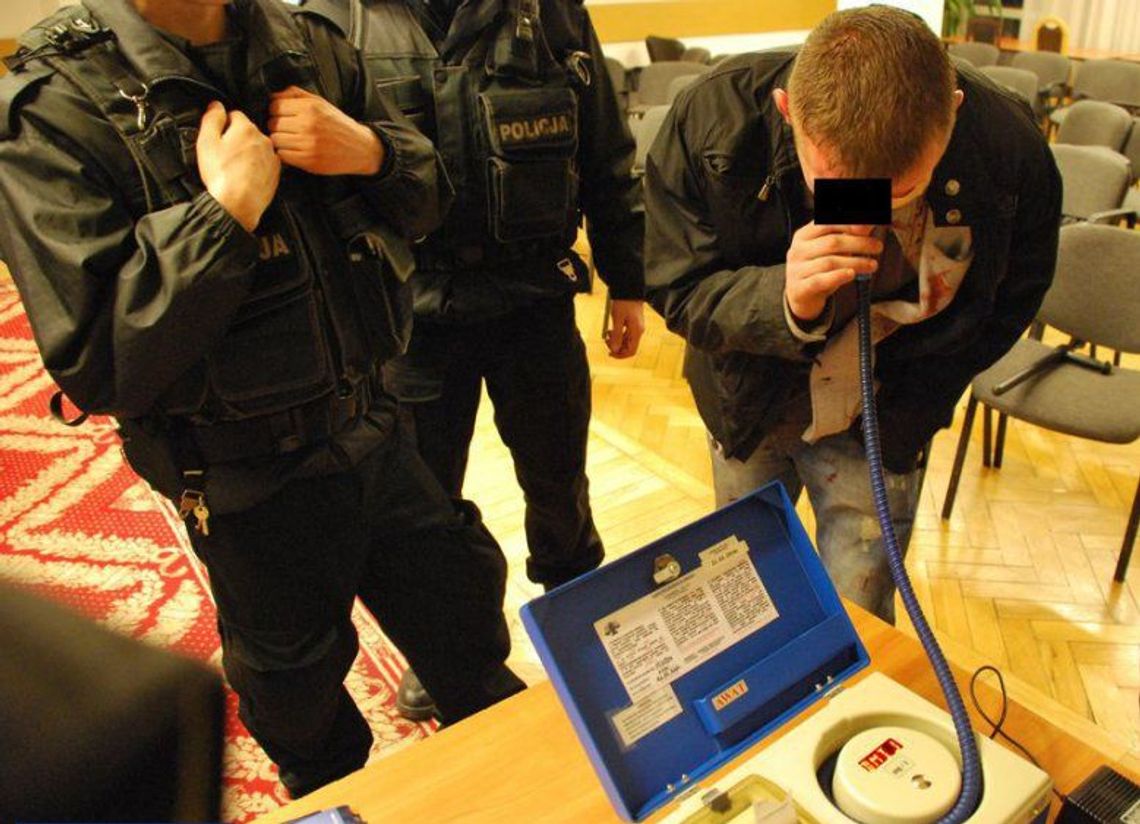 Ukarani przez sąd za wtargnięcie na boisko podczas meczu Ukarani przez sąd za wtargnięcie na boisko podczas meczu