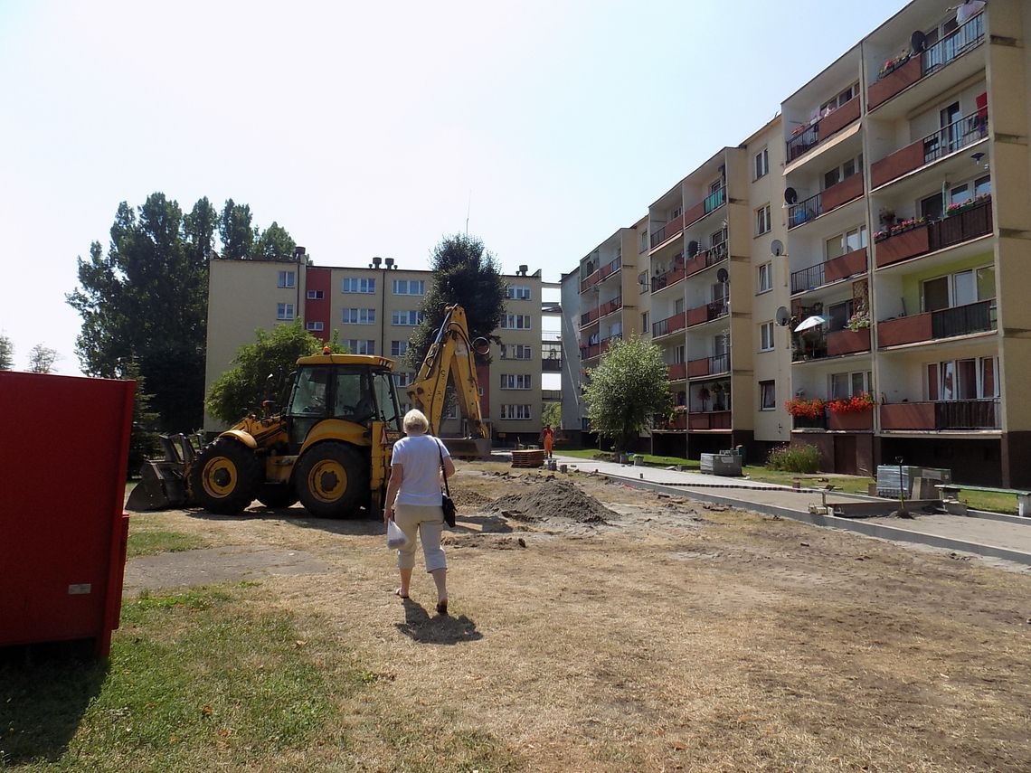 Układają nowe chodniki Układają nowe chodniki