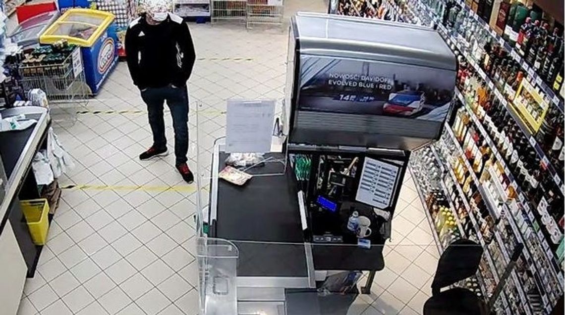 Ukradł 5 butelek whisky. Złapany na ulicy gdy szedł z kartonem Ukradł 5 butelek whisky. Złapany na ulicy gdy szedł z kartonem