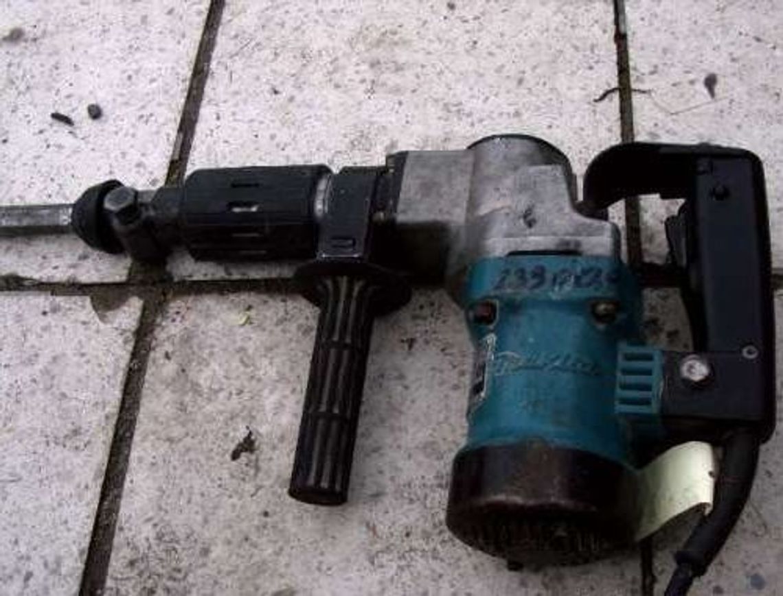 Ukradli 13 tysięcy i młoty udarowe Ukradli 13 tysięcy i młoty udarowe