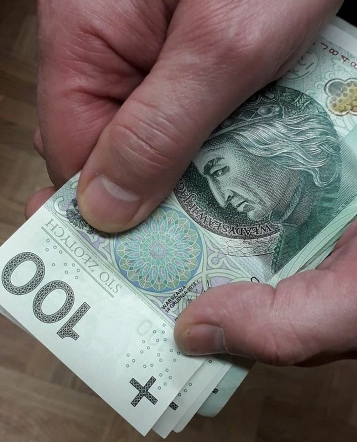 Ukrainiec znalazł 5 tys. w bankomacie