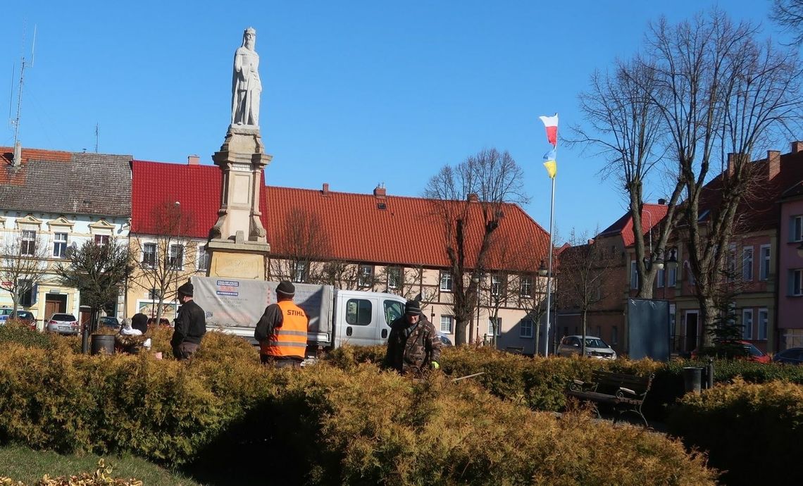 Ukraińska flaga powiewa na rynku obok pomnika Ukraińska flaga powiewa na rynku obok pomnika