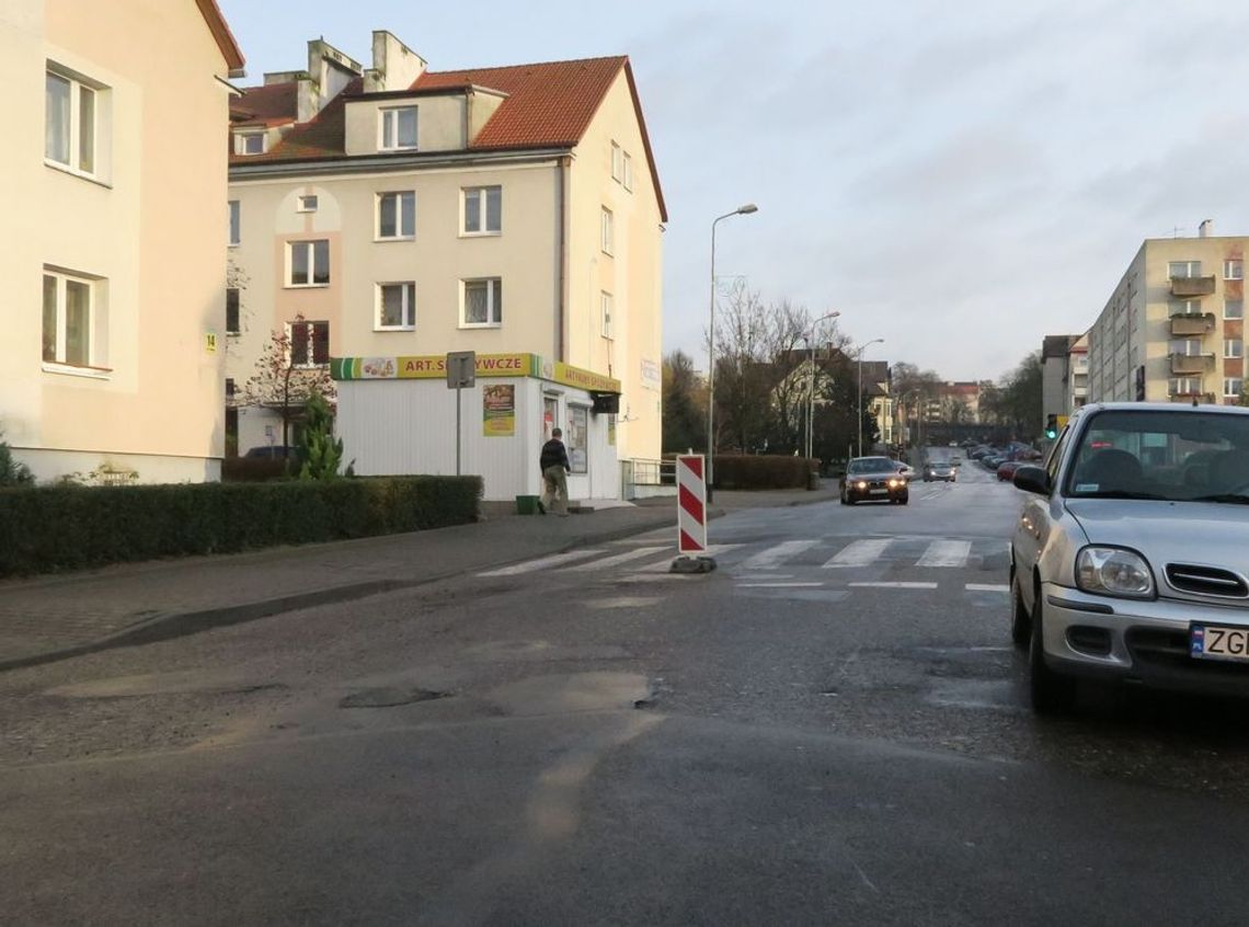 Ulica nadal przegrodzona Ulica nadal przegrodzona