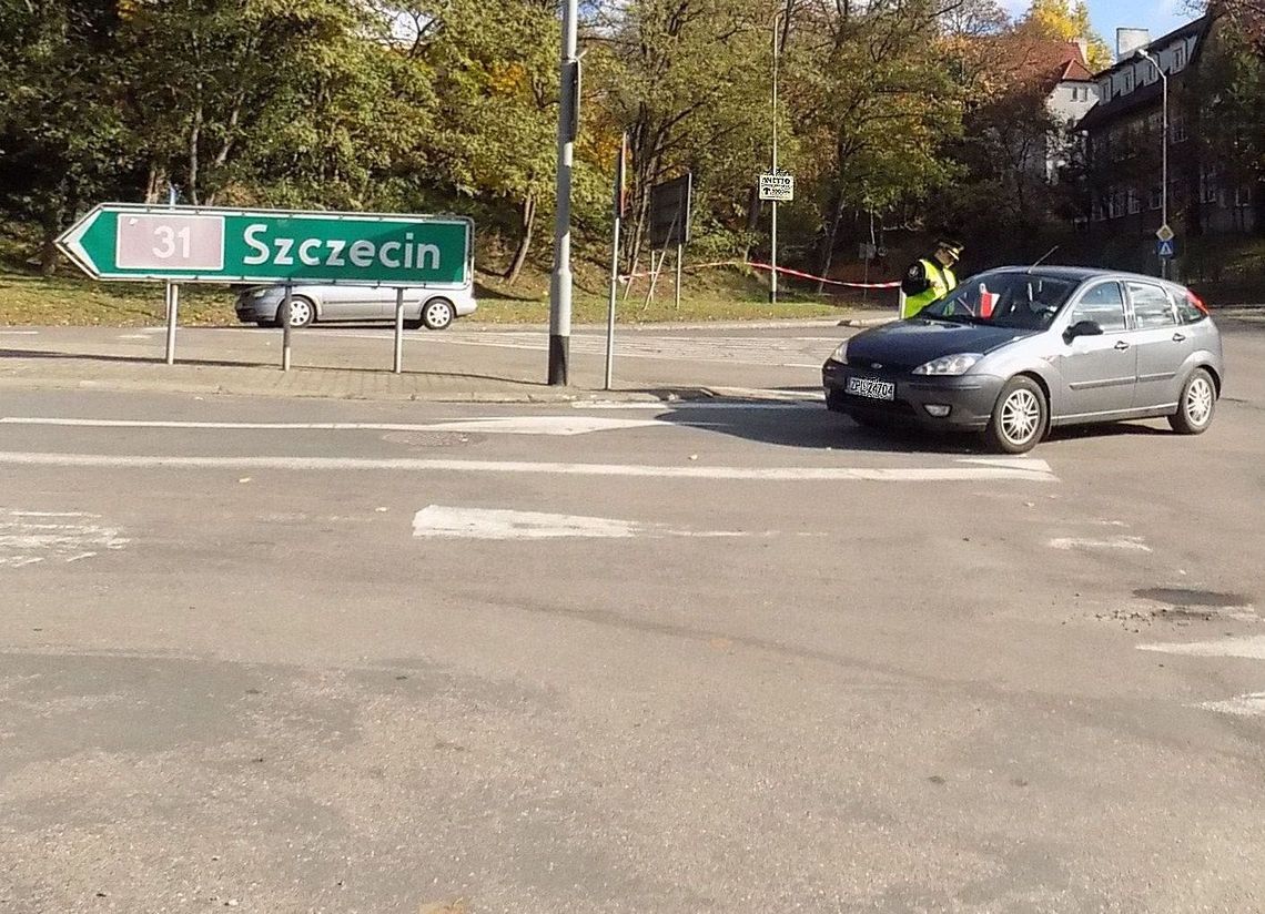 Ulica prowadząca do cmentarza wyłączona z ruchu Ulica prowadząca do cmentarza wyłączona z ruchu