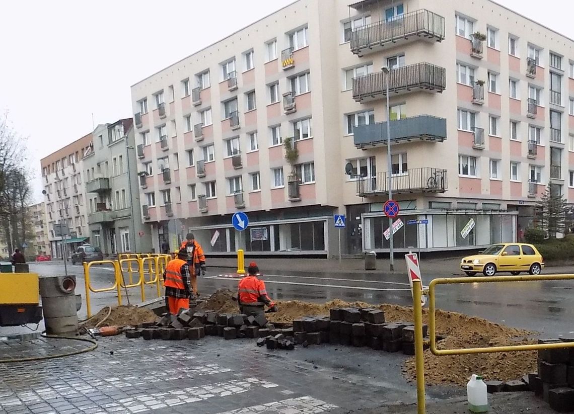 Ulica wyremontowana, a kałuże takie, że trudno przejść