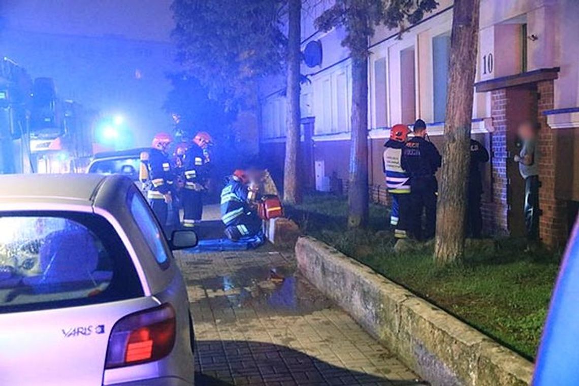 Uratowali mężczyznę z płonącego mieszkania Uratowali mężczyznę z płonącego mieszkania