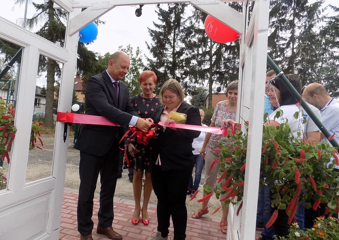 Uroczyście otworzyli ogród hortiterapeutyczny dla WTZ. Brawo wolontariusze i sponsorzy! Uroczyście otworzyli ogród hortiterapeutyczny dla WTZ. Brawo wolontariusze i sponsorzy!