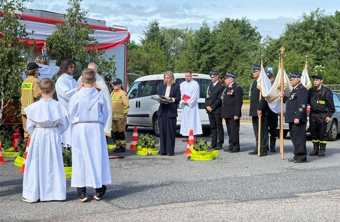 Uroczyste Boże Ciało z asystą druhów OSP. Strażacka służba blisko mieszkańców.