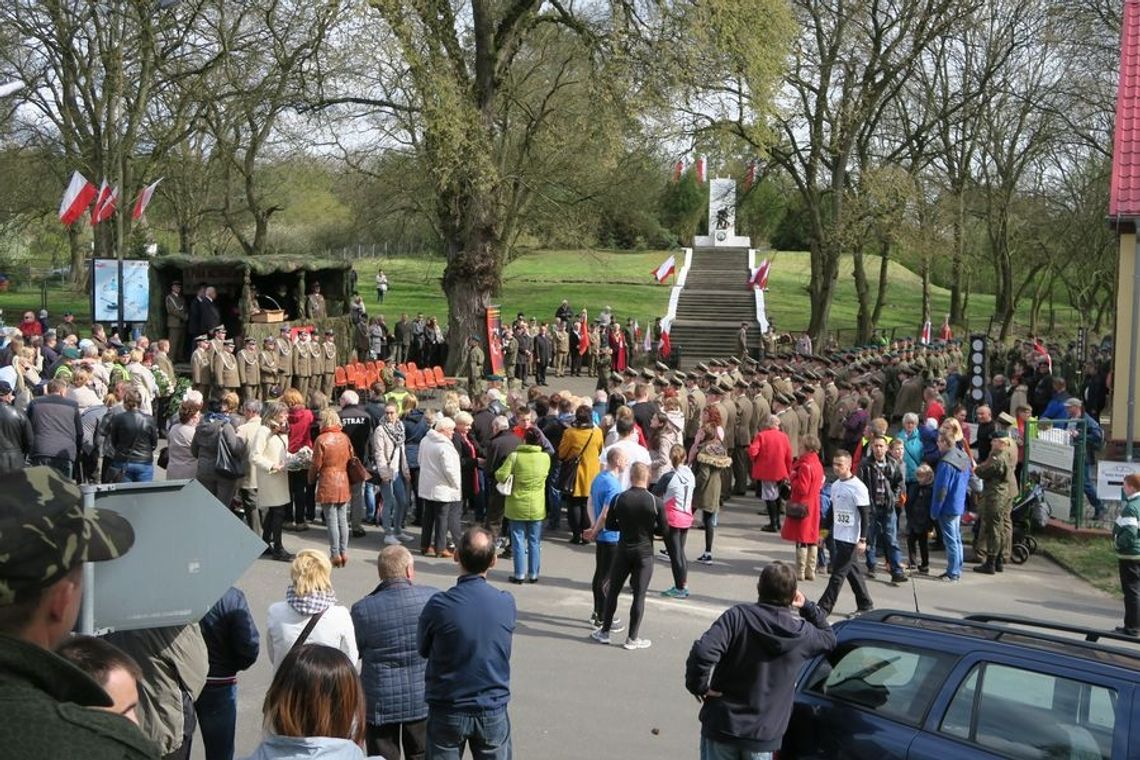 Uroczystości przy Pomniku Sapera w Gozdowicach Uroczystości przy Pomniku Sapera w Gozdowicach